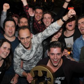 Team ‘Fam Krangsum’ wint eerste editie De Hôrster Kwis!